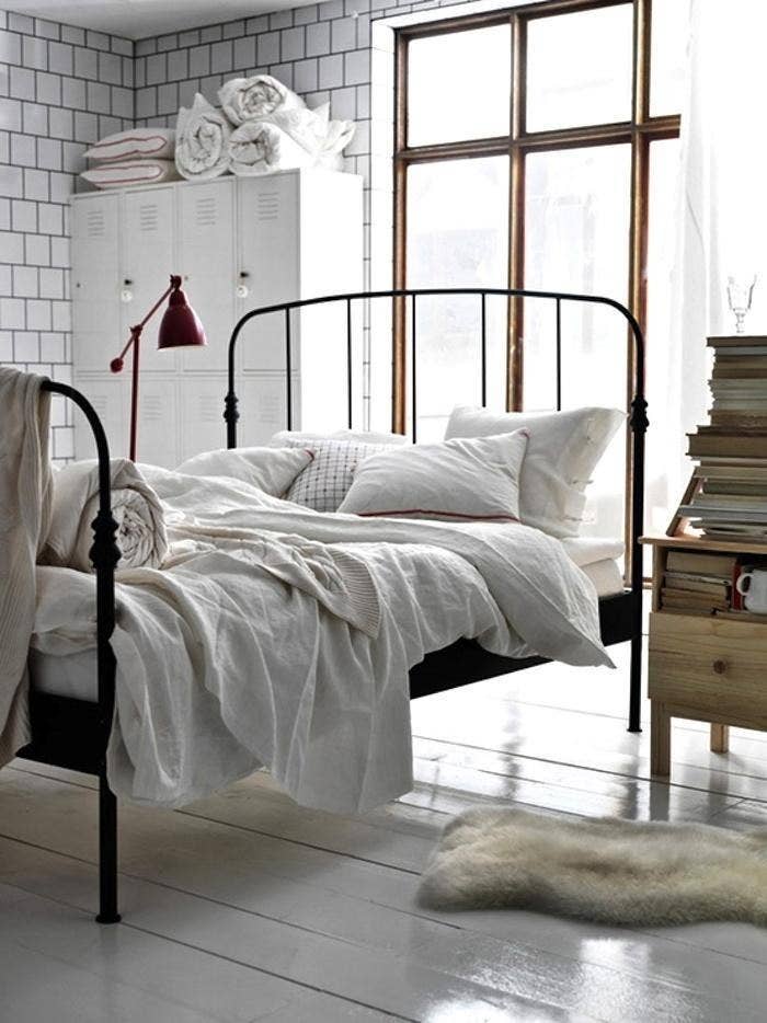 Si tienes una habitación más o menos grande, la cama no tiene necesariamente que colocarse contra la pared. Si dejas un poco de espacio entre la cama y la ventana, crearás un acogedor rincón para la lectura.