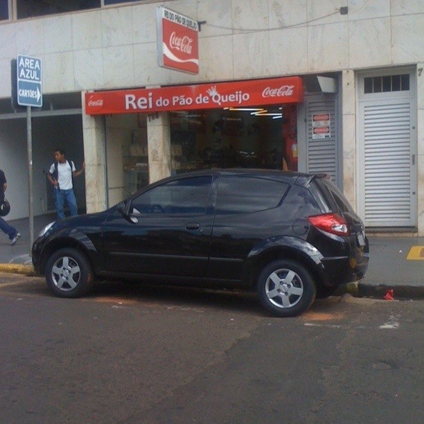 Difícil decidir para quem devemos prestar lealdade nessa hora.