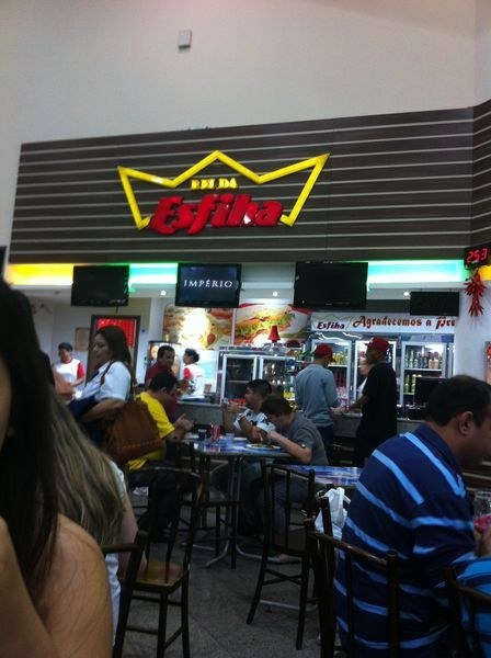 (E um rei que exibe "Império" para seus clientes tem que merecer duplamente a coroa.)