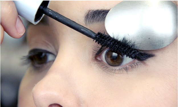 Use uma colher para evitar borrados inconvenientes de rímel.