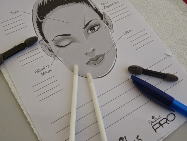 Faça um curso de automaquiagem com experts no assunto.