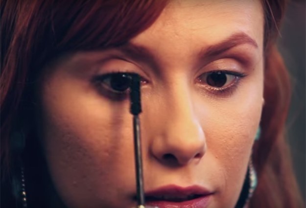 Não limpe o excesso de rímel no tubinho: passe o pincel na vertical, na raiz dos cílios, para volume extra.