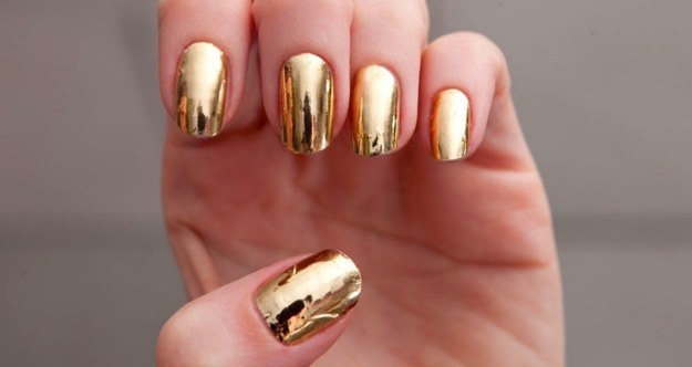 Recorra aos adesivos de unha para dar um tapa express na manicure.