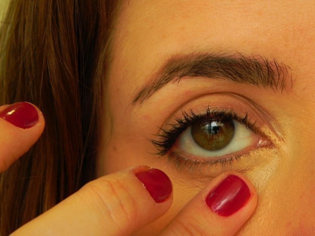 Dê batidinhas para espalhar o corretivo em vez de "arrastar" o produto pela pele.