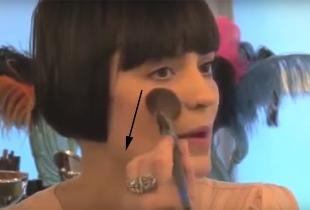 Passe o pincel de blush fazendo movimentos para baixo se quiser um efeito bem natural.