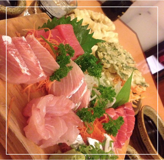 ¿Qué es eso? Este es el mejor restaurante japonés de la Ciudad. Lo sé porque no importa qué día o a qué hora vayas a comer a ese lugar, vas a encontrar comensales de origen japonés disfrutando en más de una de las mesas. Además, el restaurante comparte ingredientes y productos con MIKasa, el mercado japonés más accesible de la colonia Roma, y hermano del Nagaoka. Lo que debes probar Todo el pescado crudo es de excelente calidad, pide sashimi y nigiris con confianza. Además, el helado de ajonjolí negro es una locura. ¿Cómo llegar?