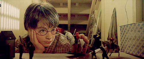 ¿Crees que Harry está ahí aburrido jugando con muñequitos? ¡ESTÁ VIVIENDO MIL AVENTURAS!