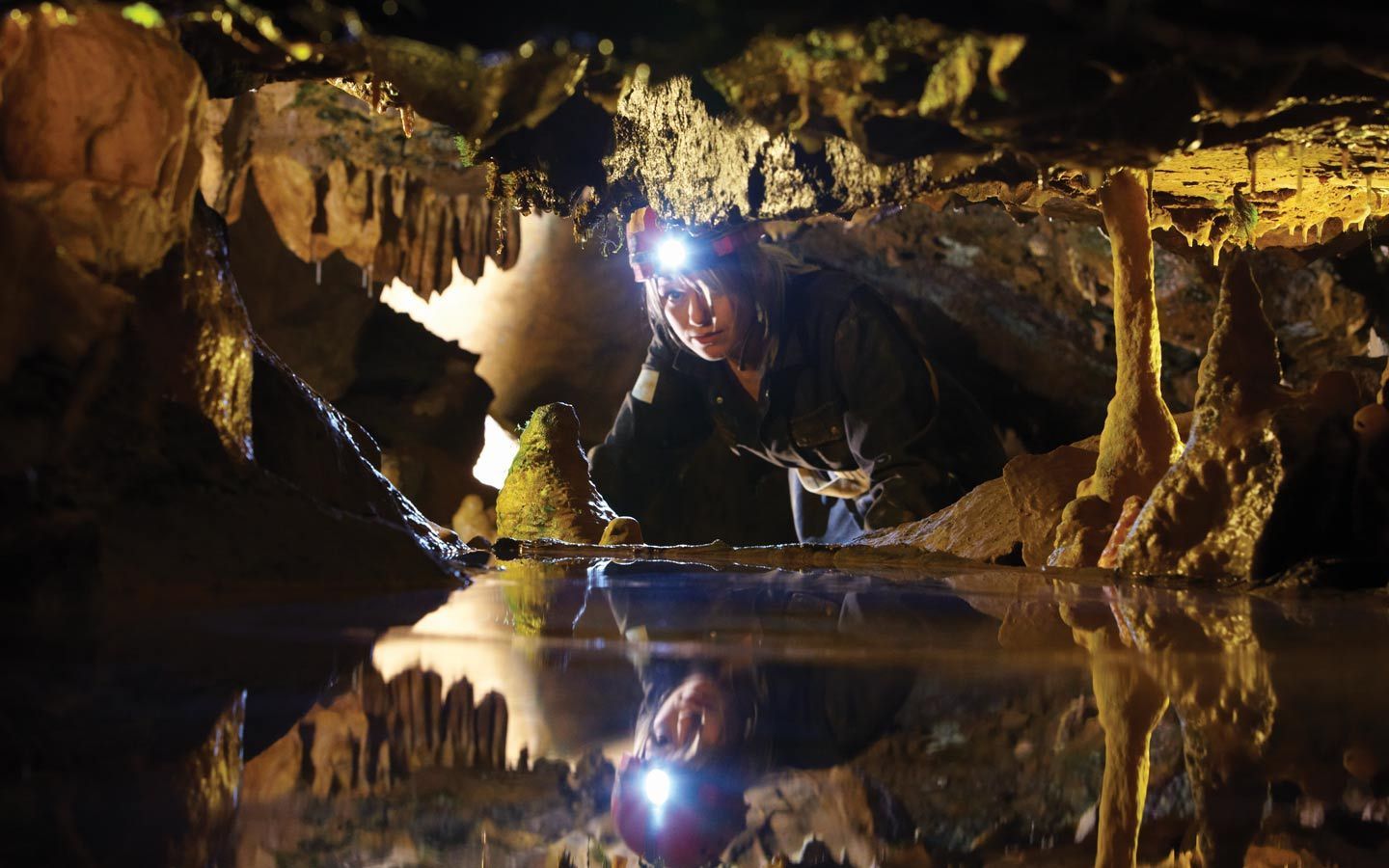 Caving фото. Спелеологи в пещере. Спелеология туризм. Туризм в пещерах. Исследователь пещер.