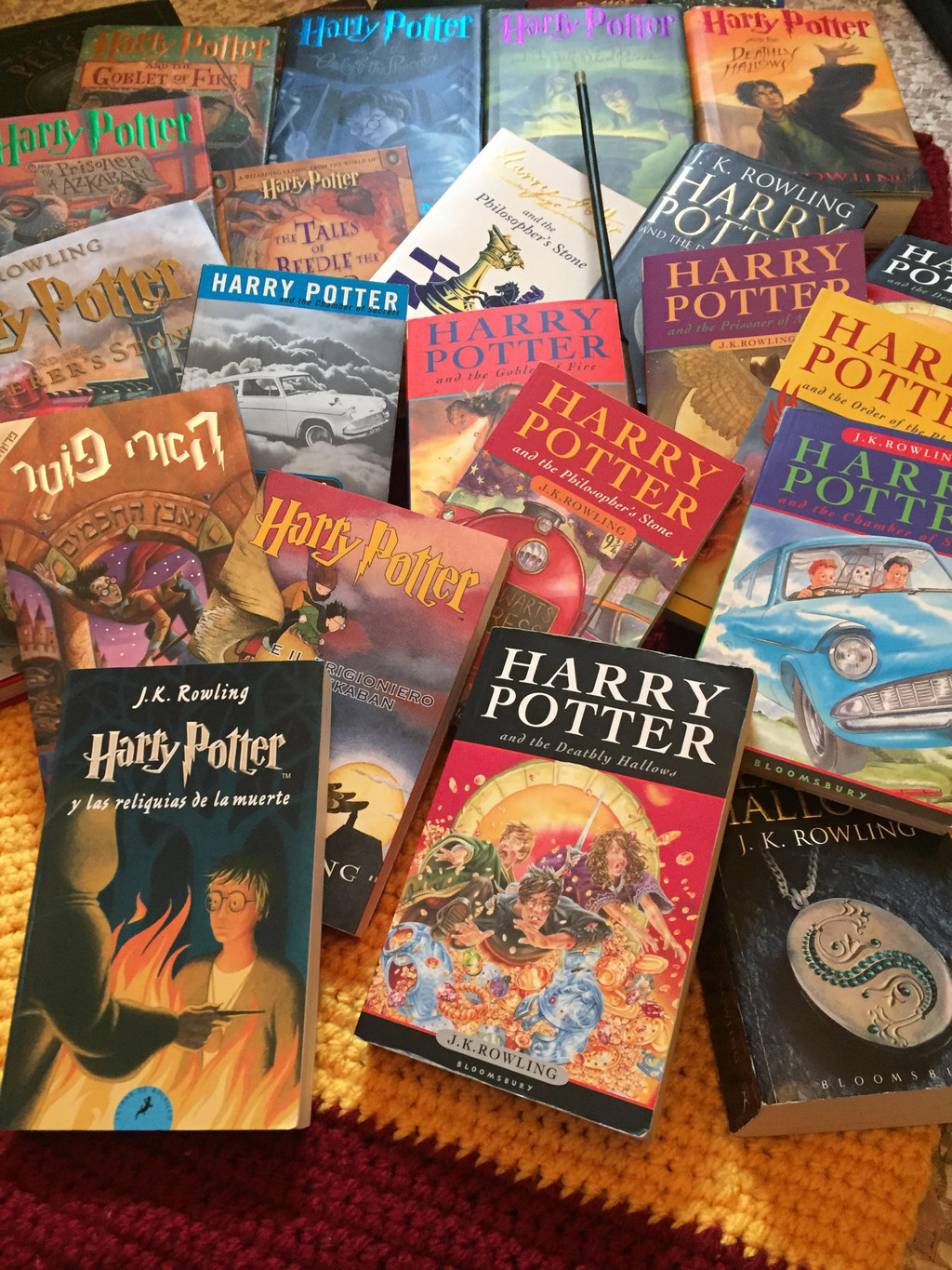 Harry potter books. Гарри Поттер книги. Старые книги Гарри Поттера. Картинки книги Гарри Поттер. Гарри Поттер книги Эксмо.