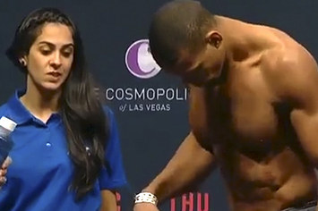 Assista esta garota secando os lutadores da UFC durante a pesagem