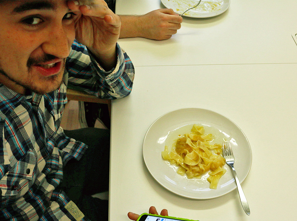 Philipp: Mein Kopf will nicht, aber mein Gaumen macht mit.Anna: Also ich muss sagen: Scheiße schmeckt das nicht.Dani: Da fehlt Salz! Es schmeckt wie eine Pampe.Sebastian: Apfelmus und Speck, diese Kombi ist auf jeden Fall gut. Kann ich echt empfehlen. Karsten: Ich finde auch, das Salz fehlt. Aber irgendwie kompensiert das der Speck. Ich finde das eigentlich ganz geil!Sebastian: Also ich brauche kein Salz dazu.Anna: Ich finde das auch ein bisschen geil!Karsten: Aber wir müssen fair sein. Wir würden jetzt auch Steine essen, so viel Hunger haben wir gerade.Anna & Philipp: Mit Apfelmus … und Speck!Anna: Bei mir ging es am Anfang von ein bisschen scheiße zu ein wenig geil!Philipp: Ich bin gerade … Ich hätte … Ich find's super, glaube aber, dass noch mehr Speck besser gewesen wäre.Dani: Ich finde das schmeckt so nach nix. Eben nach Fett und Speck!Sebastian: Aber Fett ist ja auch ein Geschmacksträger.Anna: Fett ist doch das Geilste! Ich liebe Fett und Speck.