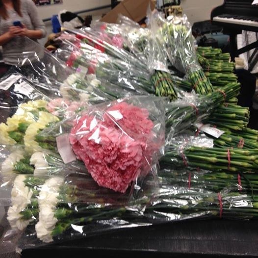 Il a travaillé chez McDonald's, dans un restaurant mexicain et dans une épicerie pendant plus d'un an pour pouvoir payer les 450 dollars (400 euros) que lui a coûté l'achat de toutes ces fleurs.