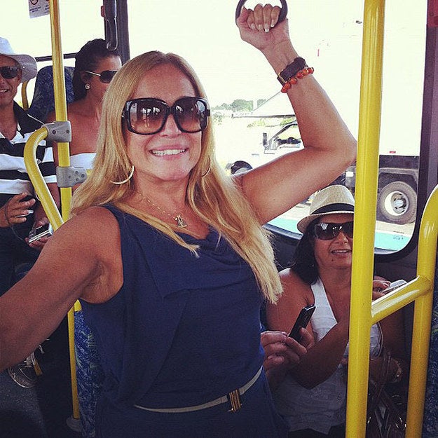 Pegar ônibus mesmo quando você está de galera e poderia ficar mais barato rachar um uber.