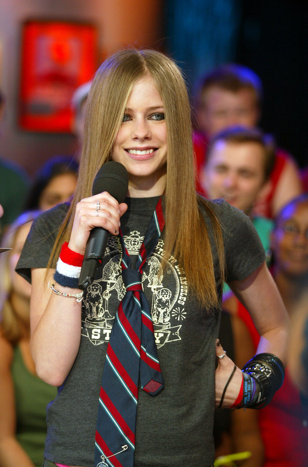 Avril Lavigne te enseñó que todo buen adolescente rebelde usaba corbata.
