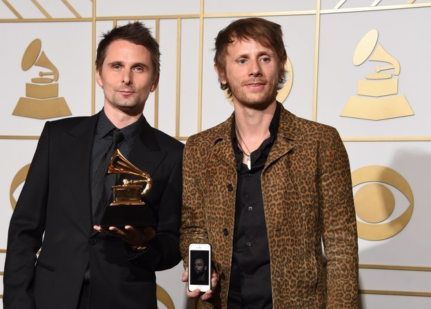 Muse mostrando a su bajista en el celular porque no pudo ir a los Grammy.