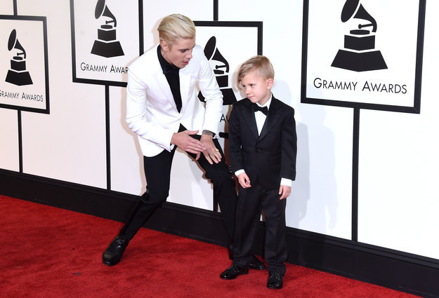 Cuando Justin Bieber llevó a su hermanito y trató de hacerlo reír en la alfombra roja.
