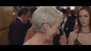 Y aquí se vuelve a aplicar la regla de las mujeres: NINGUNA MUJER CON CANAS ES SEXY.