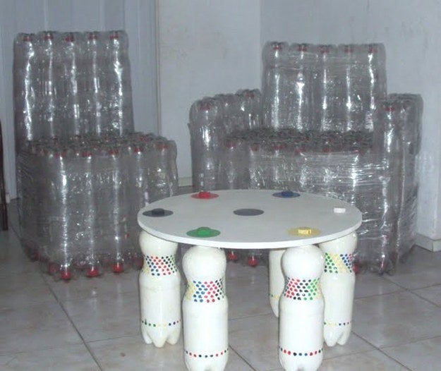 Desejar secretamente, mesmo sem ter espaço, uns sofazinhos ou mesa dessas: