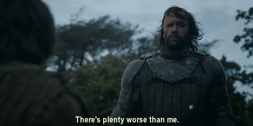 Algo de lo que estamos seguros de la Temporada 6 es que Cersei va a comparecer ante la corte por la muerte del Rey Robert. La teoría Cleganebowl sugiere que ella eligirá juicio por combate, escogiendo a Ser Robert Strong (Gregor Clegane) para ser su campeón. Mientras que en el otro lado los Faith Militants escogerán a Sandor Clegane para representarlos, lo cual hará con gusto considerando su nueva fe en los Siete. Dicho de manera simple, Cleaganebowl es la historia más anticipada en el universo de Thrones. Hermano contra hermano. Monje contra zombie. Perro contra Montaña. Emociónate. Probabilidad: 3/10 (sería muy conveniente, y parece más fan fiction que algo que en verdad pasará)