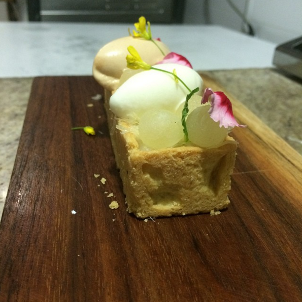 Su concepto es de "nueva cocina yucateca", o sea que sus platillos rescatan la esencia de la gastronomía pero se cocinan con las técnicas más vanguardistas.¿Qué pedir? Prueba el venado y cualquiera de sus postres con queso de bola. ¿Dónde está? Av. Andrés García Lavín, Plaza Jardín Mérida, Mérida.