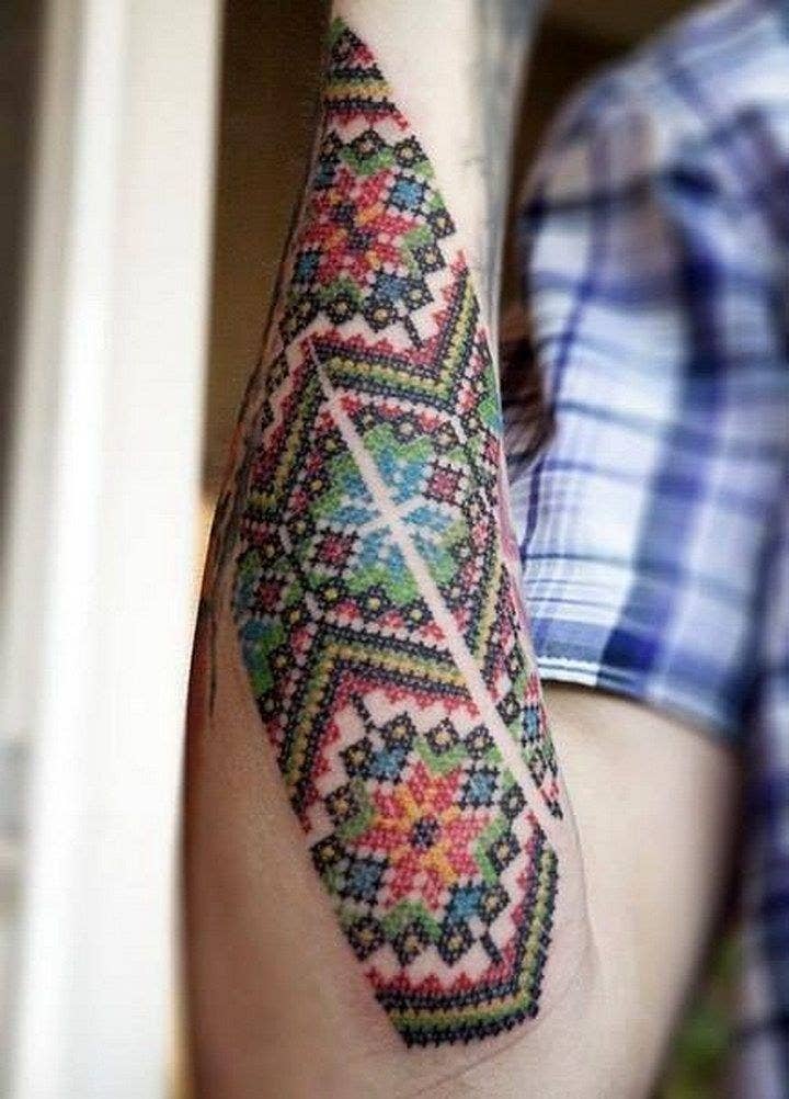 Típicas estampas ucranianas llevadas al mundo del tatuaje.