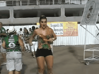 Você não está sozinha, nem deve agir como se as outras -- que beijam mais ou menos que você na boca, que saem com mais ou menos meninos, que têm notas maiores ou menores que as suas ou que usam roupas mais ou menos caras que você -- estivessem.