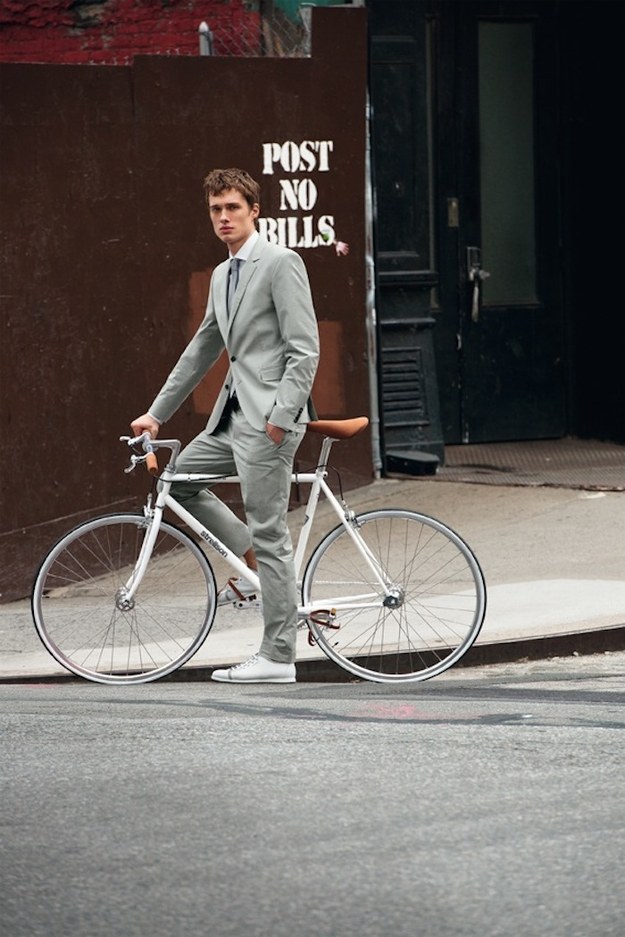 Vete a la oficina en bici con tus tenis más cómodos.