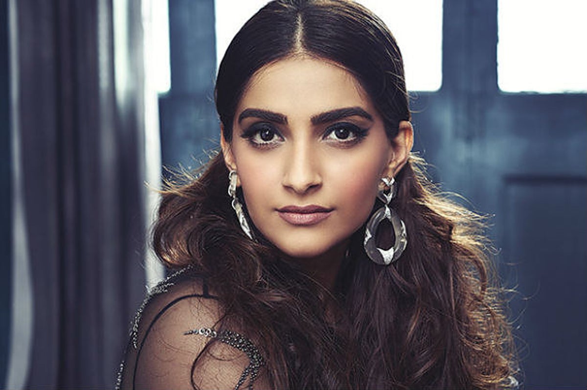 1200px x 797px - Sonam Kapoor Does Not Give A F*ck About People Hating On Her Coldplay Cameo