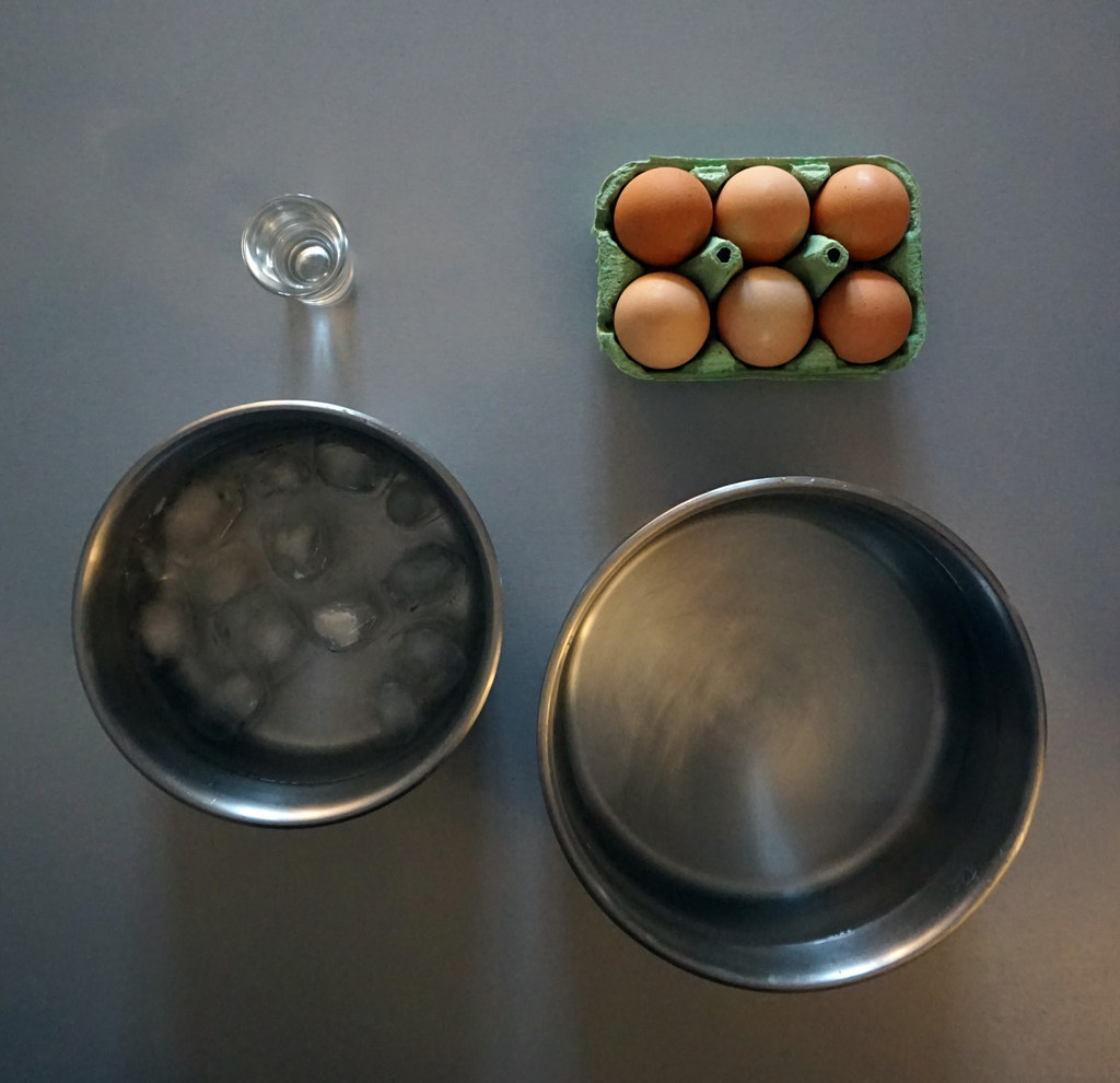 Pour faire cuire un œuf à la coque, un œuf mollet ou un œuf dur, il existe un moyen mnémotechnique très simple; 3 minutes pour un œuf à la coque, 6 minutes pour un œuf mollet, 9 minutes pour un œuf dur. Pour faire cuire votre œuf vous aurez besoin d'un grand volume d'eau bouillante, d'un filet de vinaigre blanc et d'un récipient d'eau glacée.