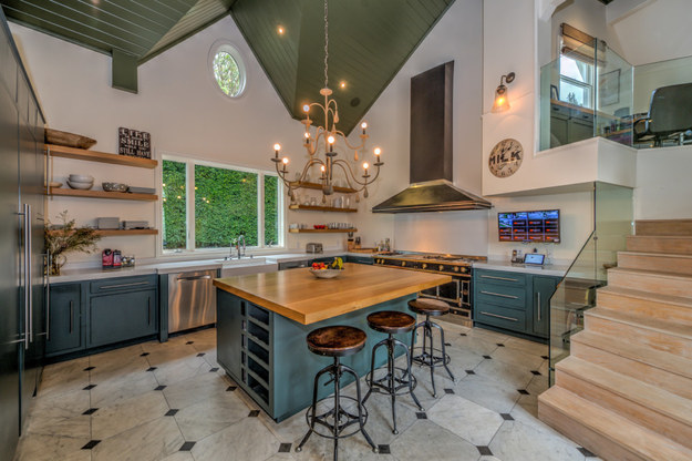 Think of all the amazing dinner parties you could host with this kitchen.