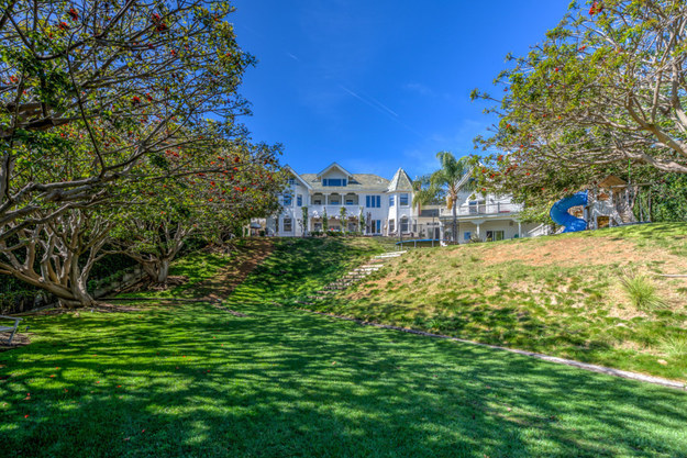 Chris Hemsworth and his family are moving to Australia, meaning that they're selling their big-ass Malibu mansion.