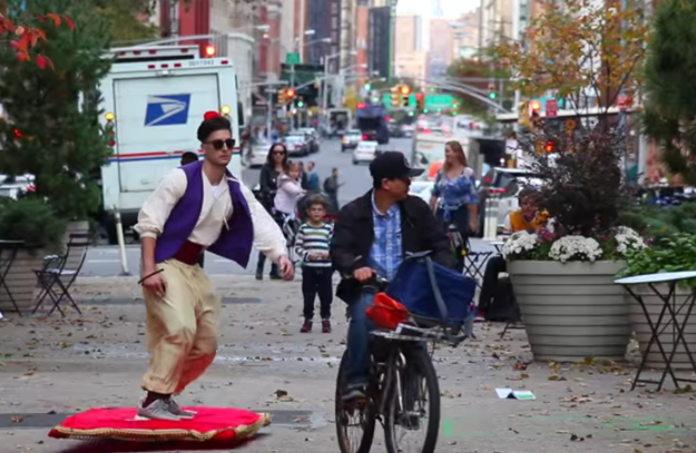 Le vidéaste de 29 ans explique à BuzzFeed s'être inspiré d'une vidéo où le Youtubeur américain CaseyNeistat applique la même idée au tapis volant d'Aladdin à New York: «J'ai regardé sa vidéo et je me suis dit qu'il fallait le faire avec le nuage magique!»