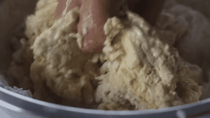 Em vez de usar a ajuda de batedeiras e coisas do tipo, tente fazer algo com as próprias mãos. Esta receita aqui de pão de frigideira com ingredientes básicos da cozinha é uma ótima ideia para começar.