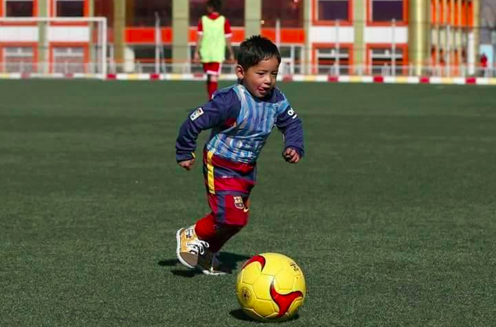 Internet se moviliza para conseguirle a este niño una camiseta de Messi  real