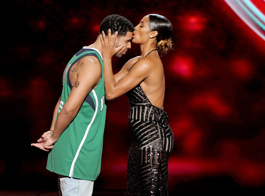 Drake being blessed by the sweet kiss of Skylar Diggins. 