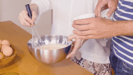 Alguém pica os legumes, alguém cuida do fogão, todo mundo cria uma refeição show.