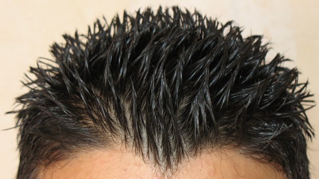 Pelo con demasiado gel.