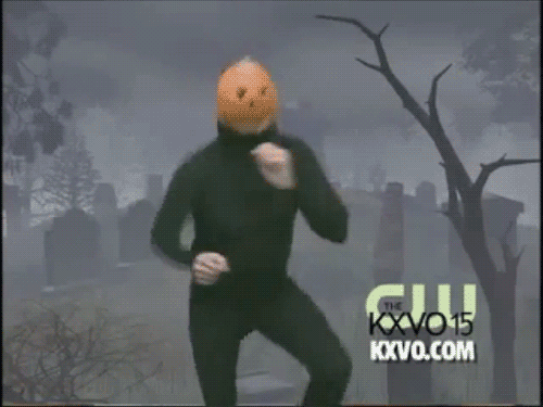 Se você esteve na internet no mês de outubro, existem chances de que você tenham visto os gifs de um homem usando uma máscara de abóbora e collant preto dançando empolgadíssimo. Mas você provavelmente não sabe a história por trás dessas imagens. Aquele homem é Matt Geiler, o ex-âncora em uma estação de notícias local em Omaha, NE. Quando a estação tinha tempo de transmissão extra, era necessário encontrar uma maneira de preenchê-lo. E, bom... Geiler simplesmente decidiu fazer alguma coisa. O resto é lenda da internet.