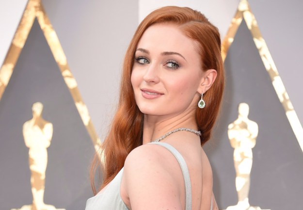 Sophie Turner, known to many as Sansa Stark from Game of Thrones, attended last night's Oscars and she might've dropped some deets on what's going on with her character in the HBO series.