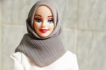 Une étudiante nigériane enflamme Instagram avec sa Barbie en hijab