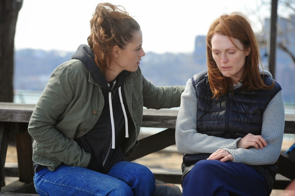 Poucas coisas são mais tristes do que acompanhar como uma pessoa com Alzheimer vai esquecendo-se dos entes queridos e de si próprio. Essa é a história da protagonista do filme, Alice, professora universitária e pesquisadora, especialista em fala e comunicação. Alvo de admiração por causa de sua inteligência, ela descobre, aos 50 anos, que está com a doença.