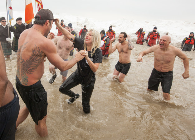 Quand Lady Gaga et Taylor Kinney ont fait le Chicago Polar Plunge ensemble, et que leur complicité a fait fondre votre cœur endurci.