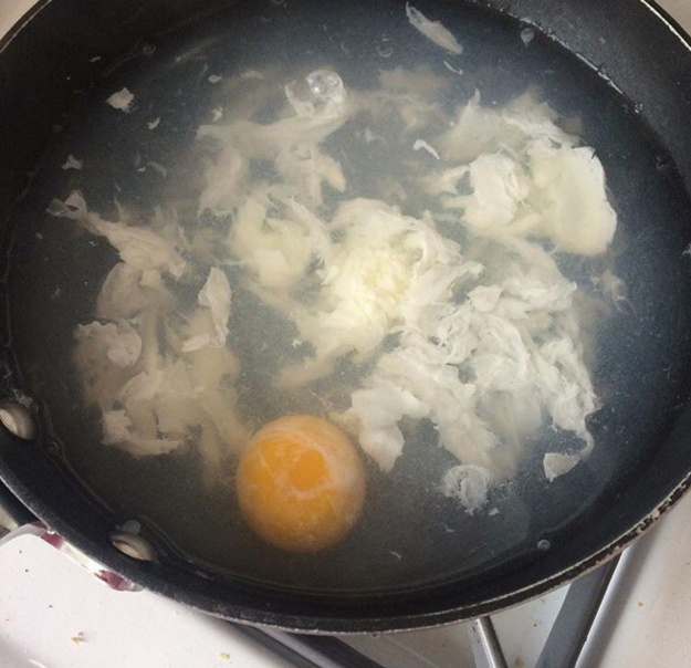 Esto pasa cuando intentas hacer huevos pochados y la vida te odia.