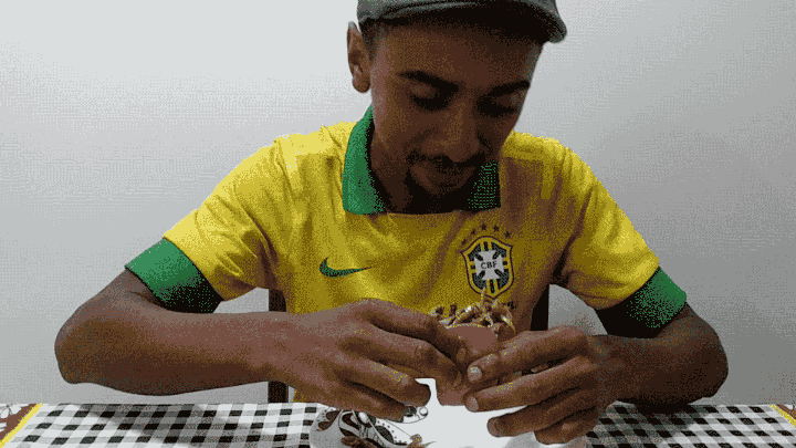 "Repare no olhar de tensão do rapaz".