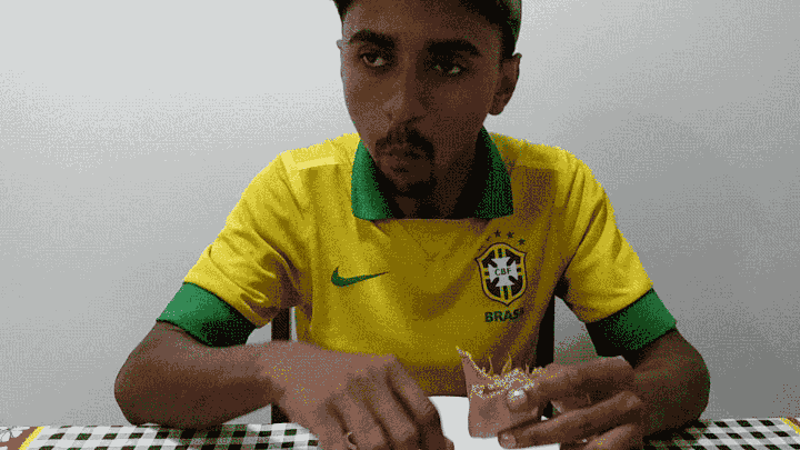“É bom, dá pra sentir pouco o gosto da mortadela, só não gostei do fato da manteiga ficar pingando muito. Também não curto essa casquinha da mortadela. De resto é bom sim, aprovado”.