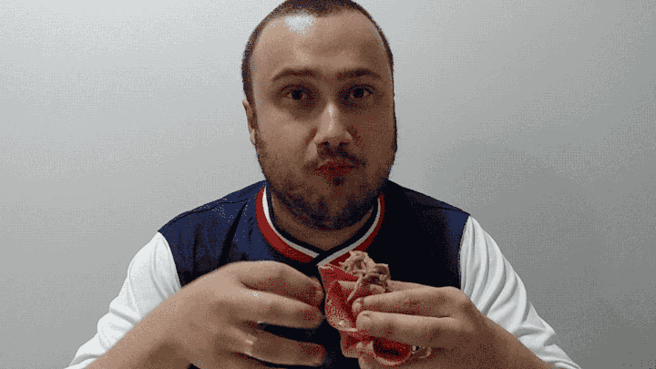 O que eu achei: o shimeji feito com manteiga fica com o gosto bem mais forte do que o próprio gosto da mortadela. A textura mole da mortadela atrapalha demais para segurar o conjunto todo, mas o sabor é bom. Se eu voltaria a comer? Não, mas recomendo a experiência.