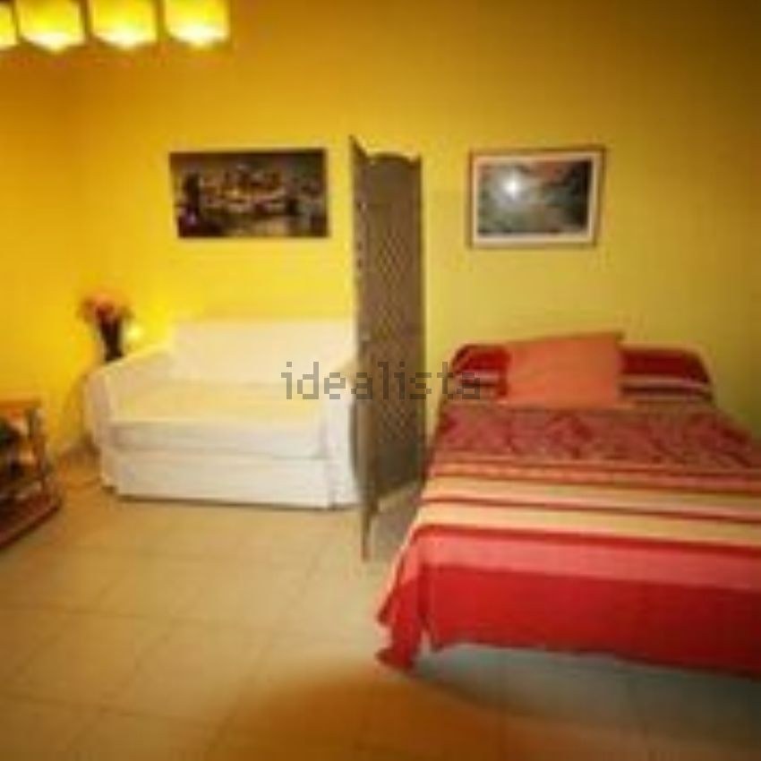 Oh, Gran Biombo, ¿es esto una habitación? ¿O son dos? ¡Soy incapaz de saberlo!Por solo 650 euros podrás vivir en estos 30 metros interiores y descubrirlo por tu cuenta.