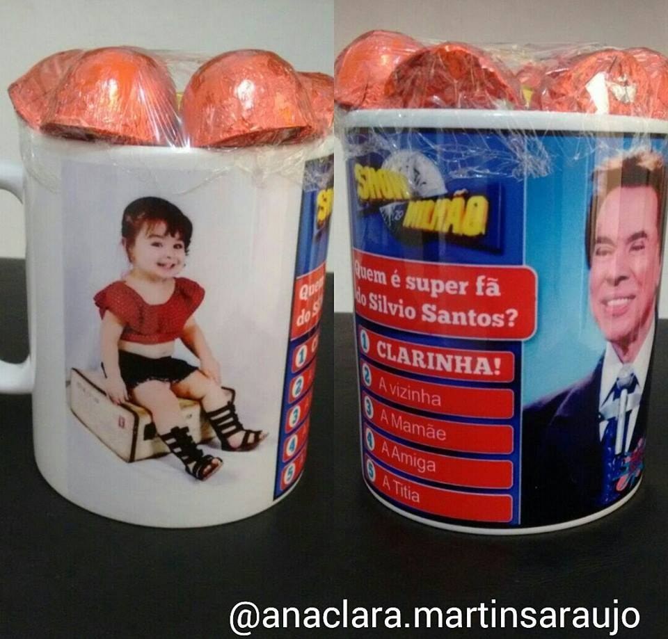 Sim, são bombons em uma caneca personalizada do Show do Milhão.