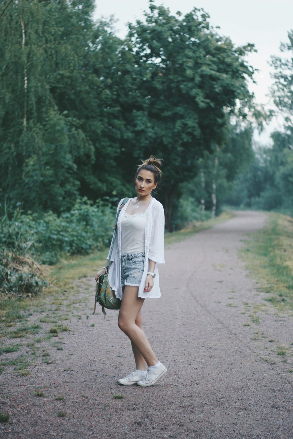 Outfits con playeras sale blancas