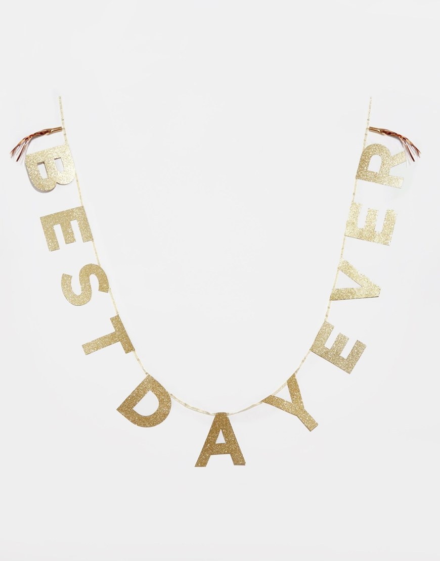 Las letras brillantes son muy optimistas. Consíguelo en Asos por USD$14.50.
